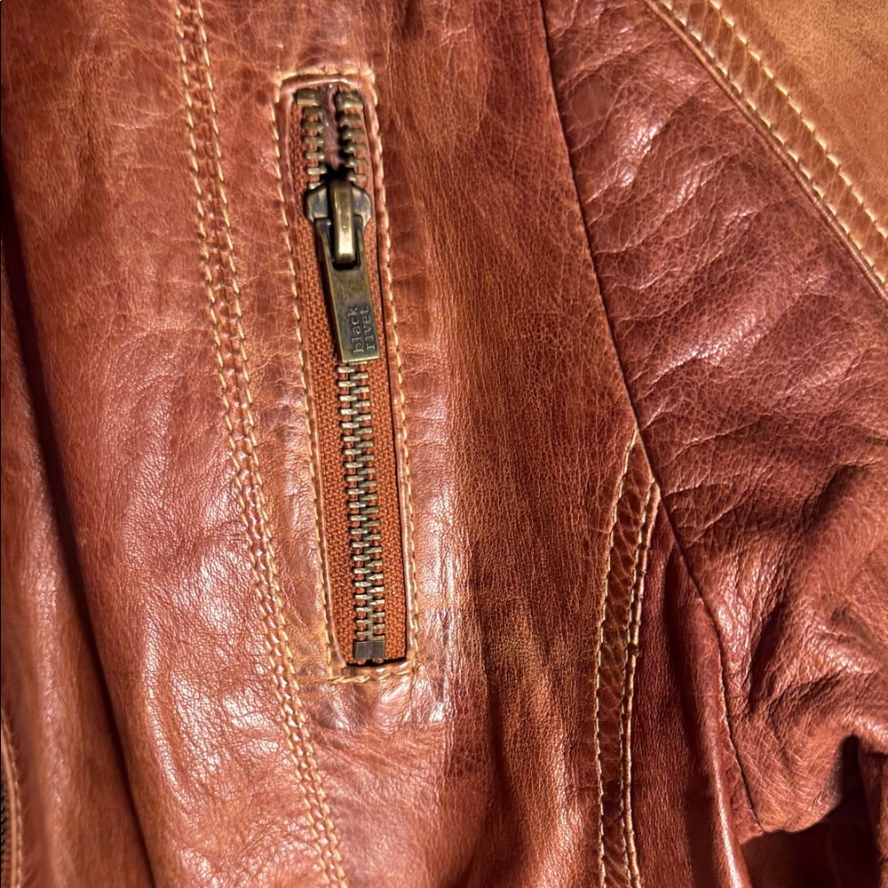 Sleek Leather Jacket for Women - Picture 6 of 6
